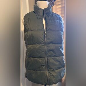 GAP Women’s M Olive green color puffer vest